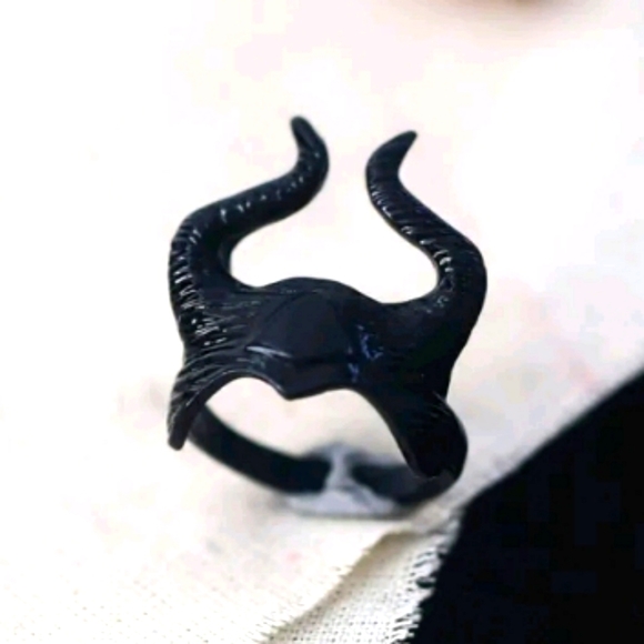 π§π»ββοΈ Maleficent Crown Ring - Picture 1 of 8